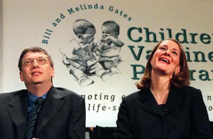Ese mismo año, en diciembre, la pareja anunció una donación de US$ 100 millones para establecer el Programa de Vacunas Infantiles de Bill y Melinda Gates.