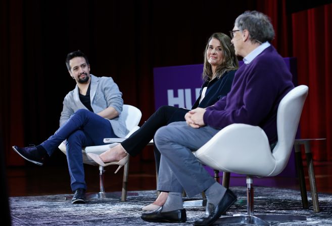 Lin-Manuel Miranda, Melinda y Bill Gates dialogan durante un evento en el Hunter College el 13 de febrero de 2018 en la ciudad de Nueva York.
