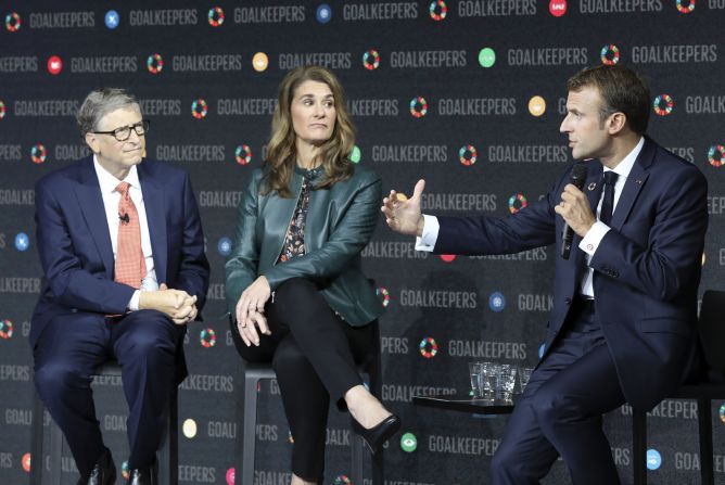 Bill y Melinda Gates hablan con el presidente de Francia, Emmanuel Macron, durante el evento de Goalkeepers en el Lincoln Center el 26 de septiembre de 2018 en Nueva York.