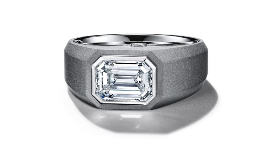 Un anillo de diamantes de titanio gris de la nueva línea de Tiffany & Co. Crédito: Tiffany & Co.