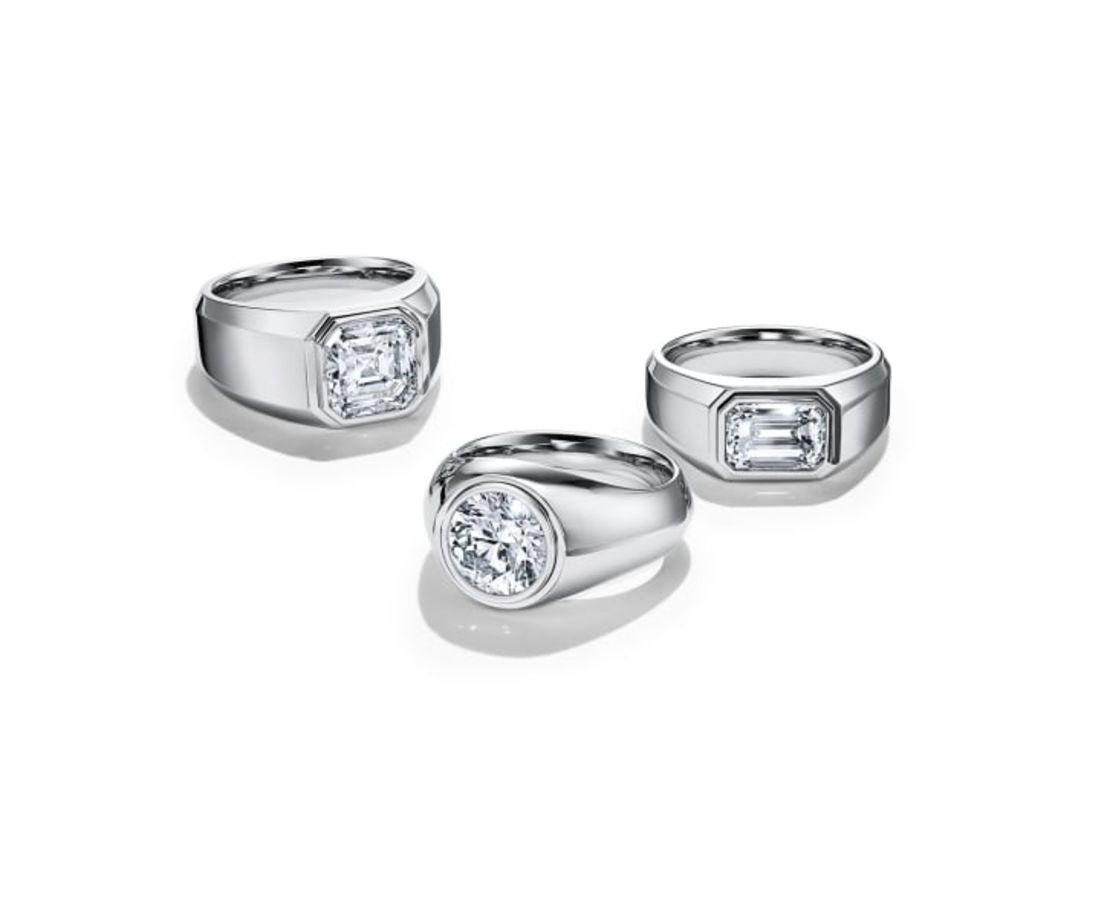 Los anillos están disponibles con diamantes redondos brillantes o en corte esmeralda. Crédito: Tiffany & Co.