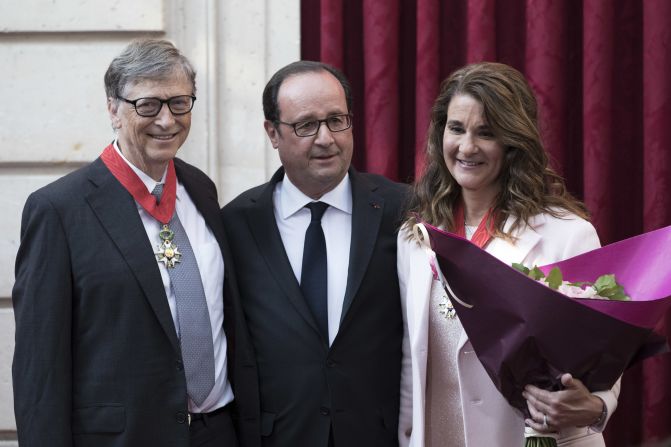 El entonces presidente de Francia, Francois Hollande, posa con Bill y Melinda Gates tras concederles el título de Comandante de la Legión de Honor en el Palacio del Elíseo en París el 21 de abril de 2017. /Crédito: KAMIL ZIHNIOGLU/AFP via Getty Images)