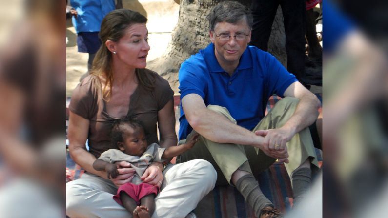 Bill y Melinda Gates visitan una aldea en el distrito de Patna, en el estado indio de Bihar, el 23 de marzo de 2011.