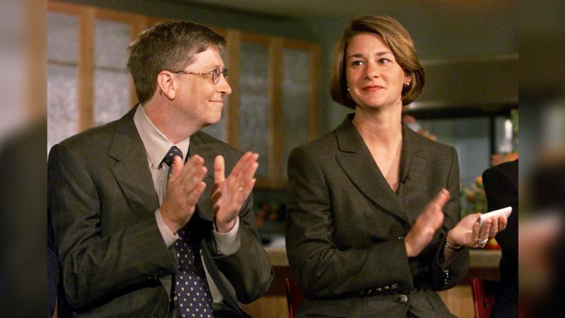 Bill y Melinda Gates, en fotos: Bill y Melinda durante una conferencia de prensa en Seattle en la que anunciaron el Programa de Becas del Milenio, que proporcionaría ayuda financiera a estudiantes de minorías con un alto rendimiento, el 16 de septiembre de 1999.  →