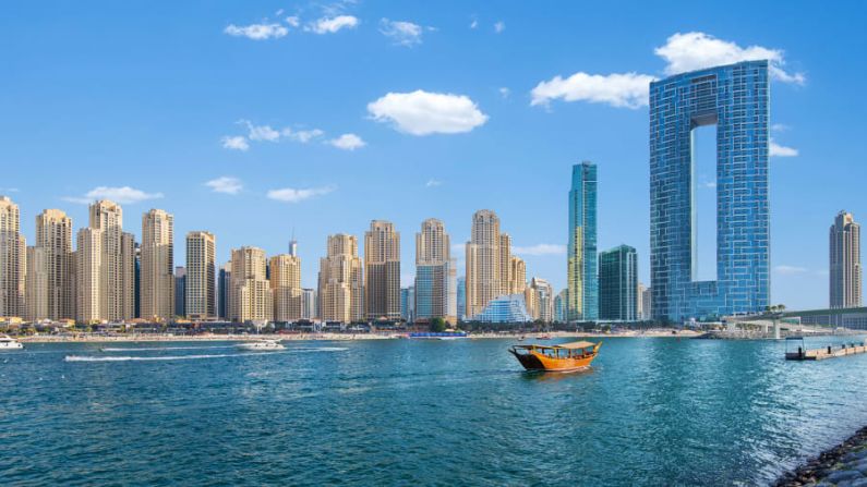 La piscina forma parte del Address Beach Resort en Jumeirah Gate, un nuevo y llamativo edificio inaugurado en el paseo marítimo de Dubai en diciembre.