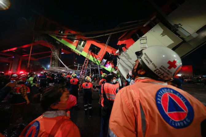 Un tramo elevado del metro de la Ciudad de México colapsó este lunes por la noche provocando la caída de algunos vagones con pasajeros dentro.