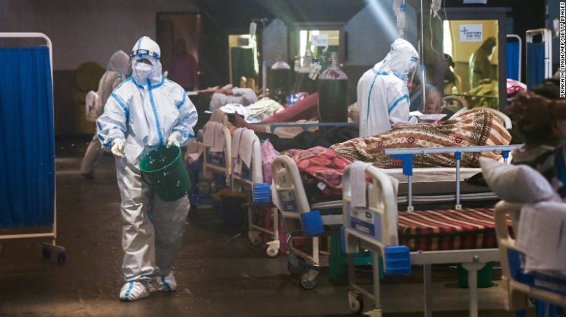 Trabajadores de la salud atienden a los pacientes dentro de un salón de banquetes convertido temporalmente en un pabellón Covid-19 en Nueva Delhi, India, el 1 de mayo.