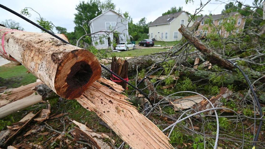 Un árbol partido se encuentra al costado de Elvis Presley Drive en Tupelo, Mississippi, el lunes.