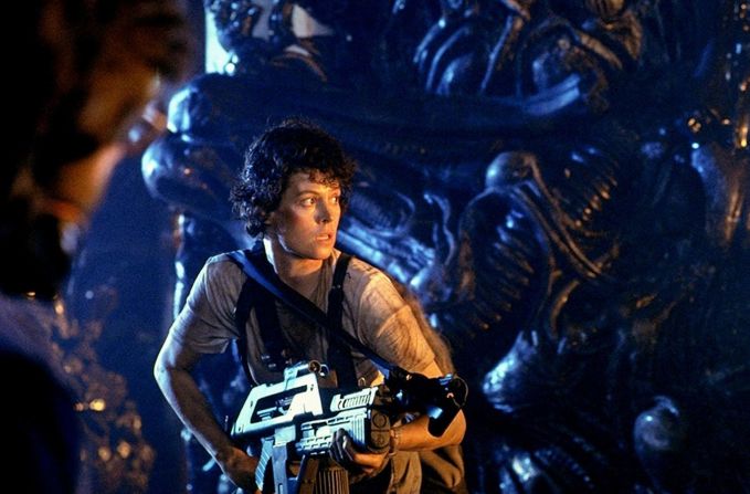 "Aliens": Sigourney Weaver te hará querer ir al gimnasio en este icónico thriller de ciencia ficción en el que los extraterrestres, literalmente, irrumpen en la escena para aterrorizar a una tripulación espacial. (Amazon Prime) Allstar Picture Library Ltd./Alamy Stock Photo