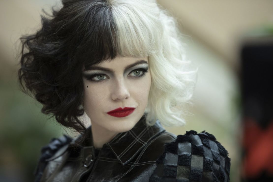 "Cruella": la ganadora del Premio de la Academia Emma Stone protagoniza un nuevo largometraje de acción en vivo sobre los primeros días rebeldes de uno de los cines más notorios y notoriamente de moda. villanos, la legendaria Cruella de Vil. (Disney +) Disney