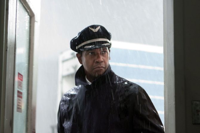 "Vuelo": Denzel Washington interpreta a un piloto de línea aérea que salva a casi todos sus pasajeros en su avión que funciona mal en un accidente, pero una investigación sobre el accidente revela algo inquietante. (Amazon Prime) Álbum / Alamy Foto de archivo