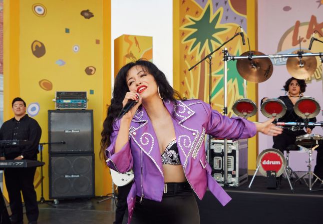 "Selena: La serie" Parte 2: A medida que la carrera de Selena gana impulso, la cantante lucha por mantenerse fiel a sí misma, pasar tiempo de calidad con su familia y expandir sus negocios en esta serie. Basado en la vida de la cantante asesinada Selena Quintanilla. (Netflix) Sara Khalid / Netflix
