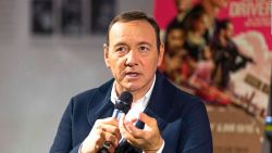 CNNE 988956 - piden que se identifique hombre que acusa a kevin spacey