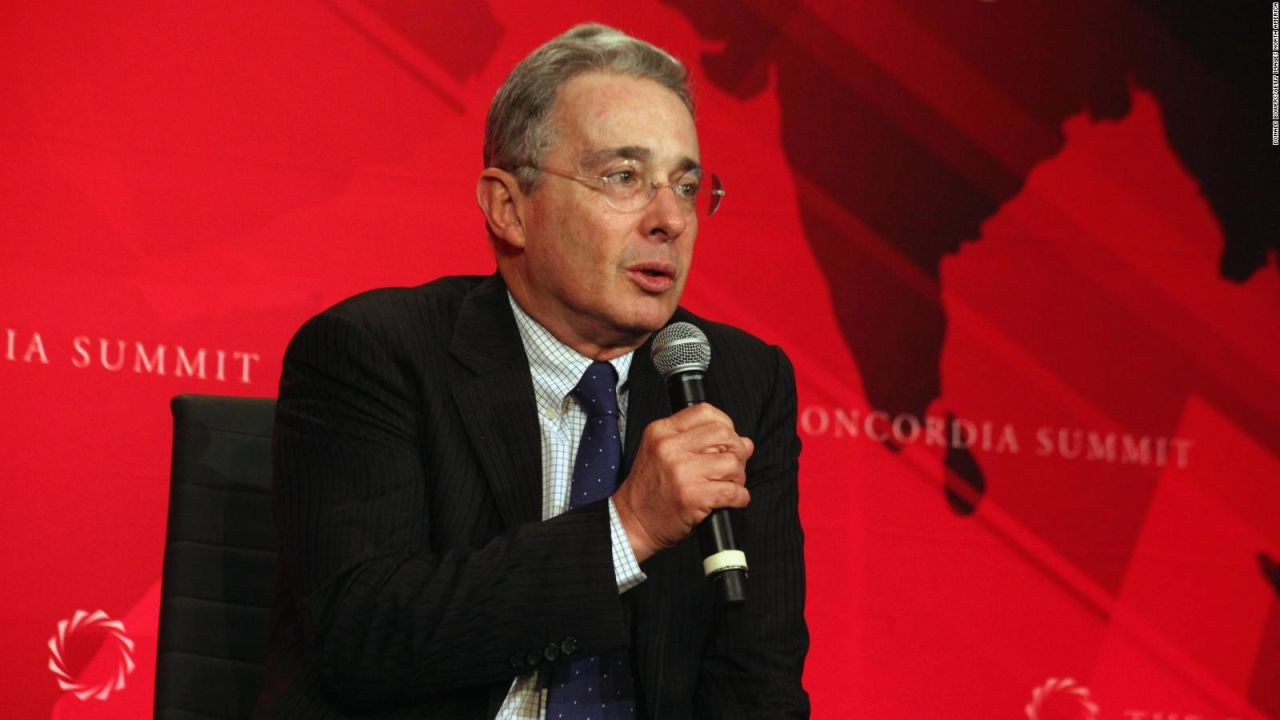 CNNE 989224 - alvaro uribe pide proteger los derechos humanos de los policias