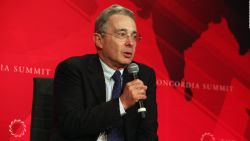 CNNE 989224 - alvaro uribe pide proteger los derechos humanos de los policias