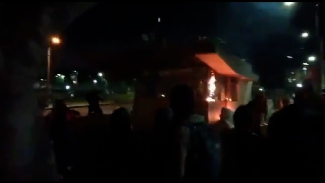 Manifestantes incendiaron una estación de Policía en el sur de Bogotá en protestas el 4 de mayo de 2021.