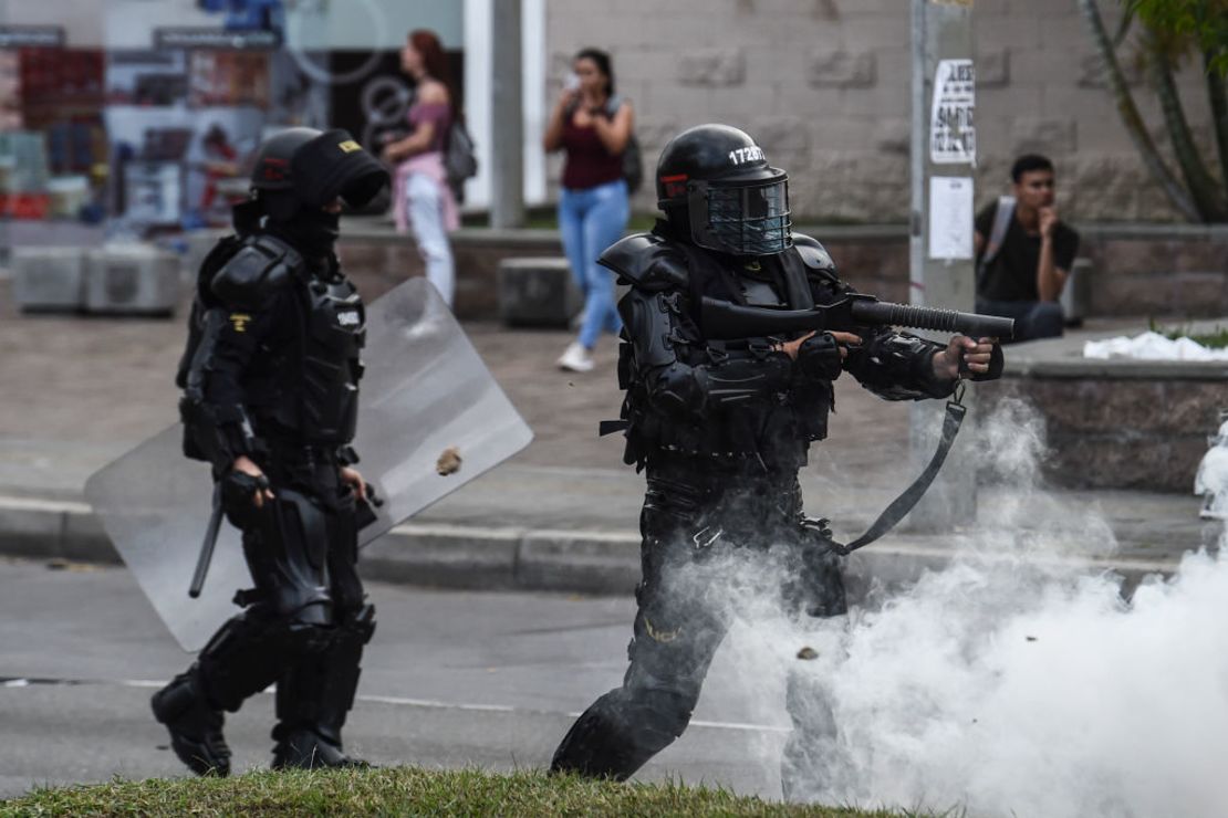 Foto de archivo. Miembros del Escuadrón Móvil Antidisturbios (Esmad) lanzan gases lacrimógenos durante una protesta estudiantil en Medellín, Colombia, en febrero de 2020.