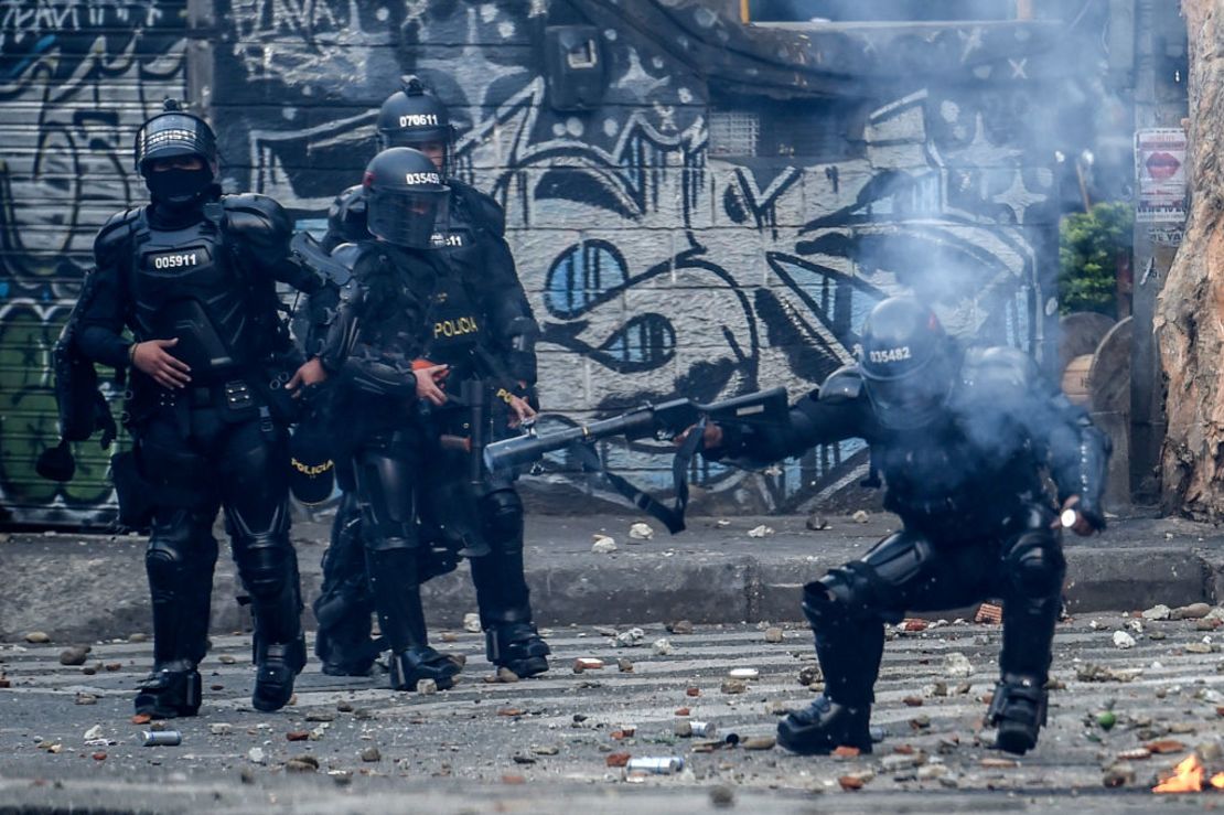 Foto de archivo. Miembros del ESMAD se enfrentan a estudiantes en una protesta antigubernamental en Medellín, Colombia, en marzo de 2020.