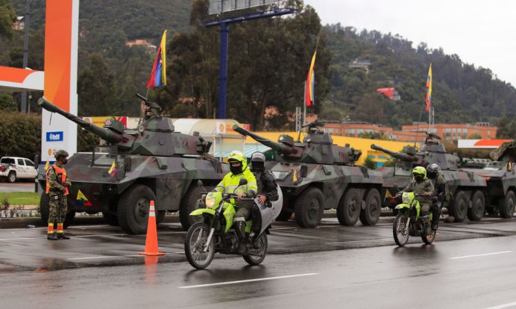 El gobierno nacional desplegó el Ejército en las ciudades "donde existe un alto riesgo para la integridad de los ciudadanos», es decir donde los disturbios son más violentos. Aquí tanquetas del ejército en Bogotá el 4 de mayo de 2021.