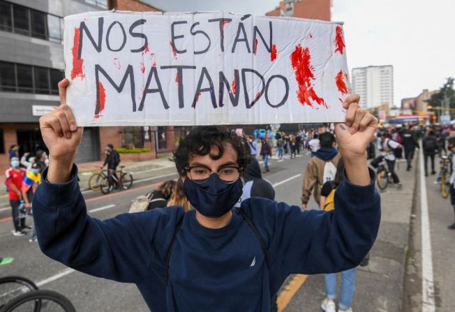 La ONG Temblores ha denunciado muertes, casos de violencia policial, cientos de detenciones arbitrarias, violencia sexual a manos de policías, y desapariciones en el contexto de las actuales manifestaciones. En esta foto un manifestante en Bogotá el 4 de mayo de 2021.