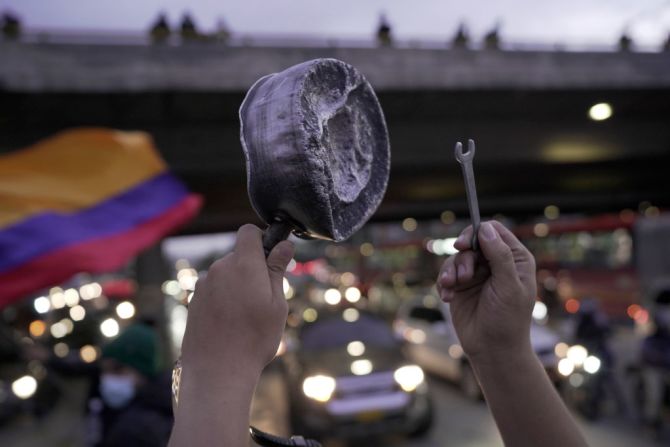 La alcaldesa de Bogotá denunció una noche de "trágica y dolorosa" la noche del 4 de mayo. Ese día hubo 30 civiles y 13 policías heridos, según Claudia López.