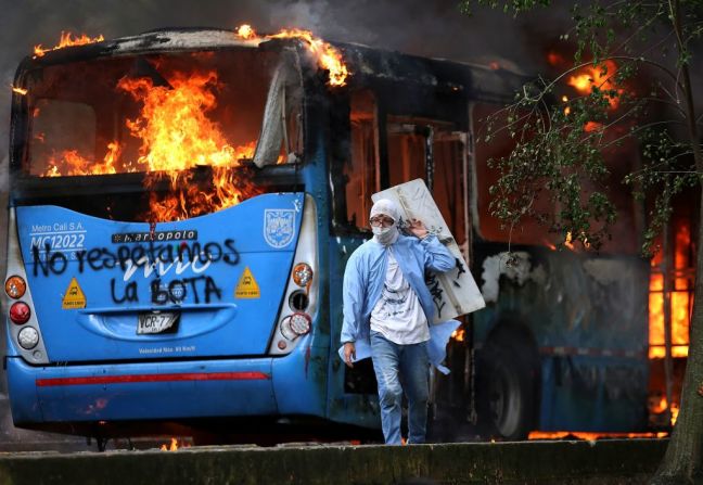 Buses de servicio público fueron incinerados en ciudades como Cali y Bogotá. En esta foto un bus en llamas en las protestas en Cali, Colombia, el 28 de abril de 2021.