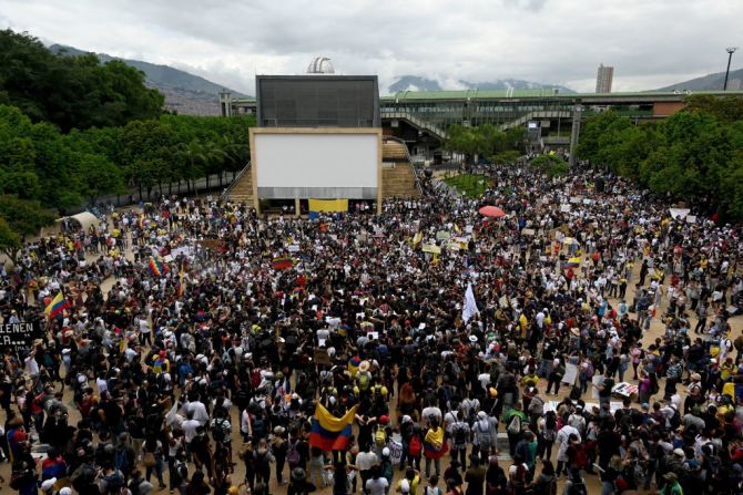 Las manifestaciones masivas continúan en Colombia. Esta foto del 5 de mayo muestra a miles de personas en Medellín reunidas contra el gobierno Duque.