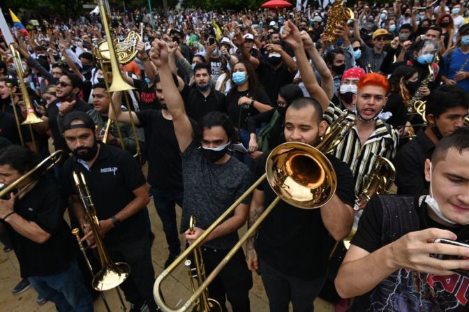 Con música los jóvenes salen a protestar el 5 de mayo en Bogotá.