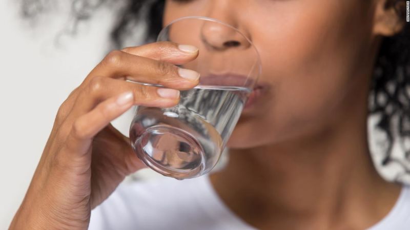 Por qué es posible que no necesites beber 8 vasos de agua al día | cnn