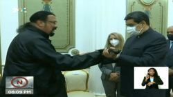 CNNE 989876 - nicolas maduro recibe espada samurai de steven seagal