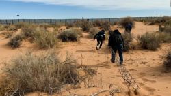 CNNE 990062 - cnn graba a "coyotes" cuando cruzan migrantes a ee-uu-