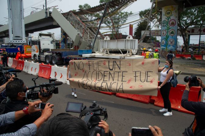 Mujeres sostienen un cartel que dice "No fue un accidente, fue negligencia" en el lugar de un accidente. El presidente de México prometió este martes una investigación en profundidad para encontrar a los responsables.