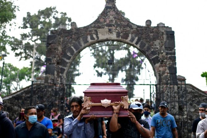 Familiares llevan el ataúd con los restos de Juan Luis Díaz Galicia durante su funeral en la Ciudad de México el 5 de mayo de 2021. Juan Luis Díaz murió en el accidente de metro luego de que colapsara una línea elevada en la capital de México.