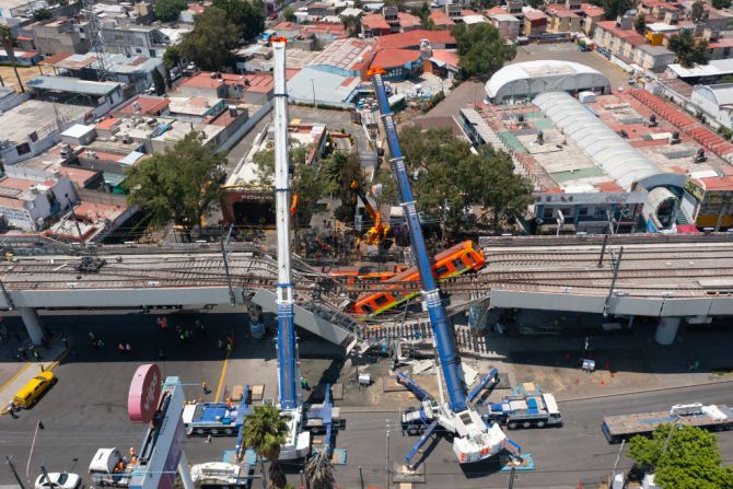 Vista aérea de las obras para retirar el metro dañado después del colapso.