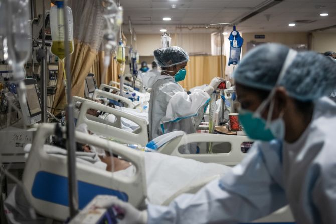 Las camas, el oxígeno y los trabajadores médicos escasean. Algunos pacientes de covid están muriendo en salas de espera o fuera de clínicas abrumadas, incluso antes de que hayan sido atendidos por un médico. Crédito: Rebecca Conway/Getty Images