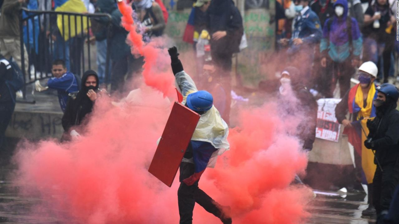 CNNE 990648 - colombia- denuncian que policias atacan vestidos de civiles