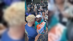 CNNE 990673 - jake paul y floyd mayweather se enfrentaron en altercado