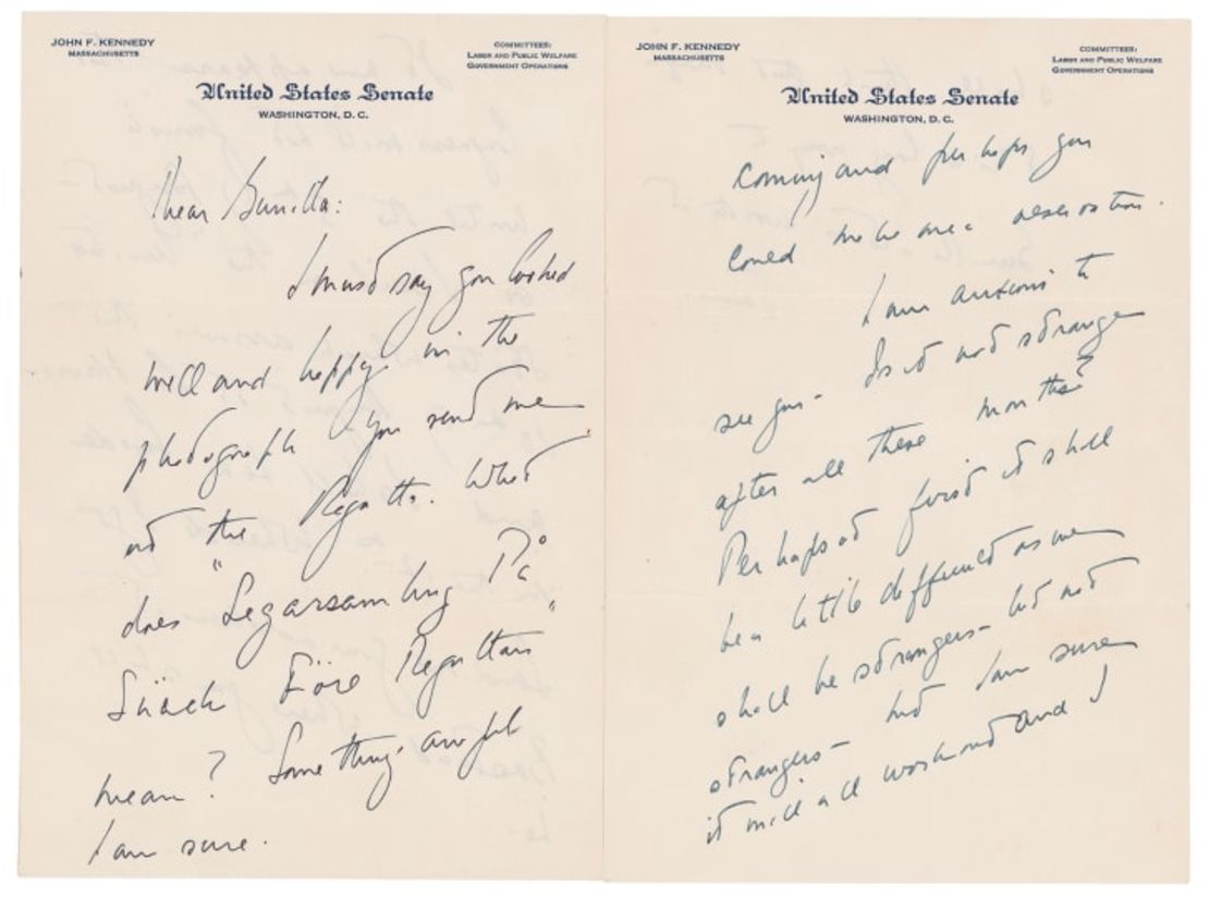 Esta foto muestra una carta de amor que John F. Kennedy escribió a una amante sueca unos años después de casarse con Jacqueline Bouvier, según RR Auction, con sede en Boston. La casa de subastas dice que Kennedy escribió cartas a la aristócrata Gunilla von Post en 1955 y 1956, y anunció, el miércoles 5 de mayo de 2021, que saldrán a subasta. Crédito: Nikki Brickett/AP