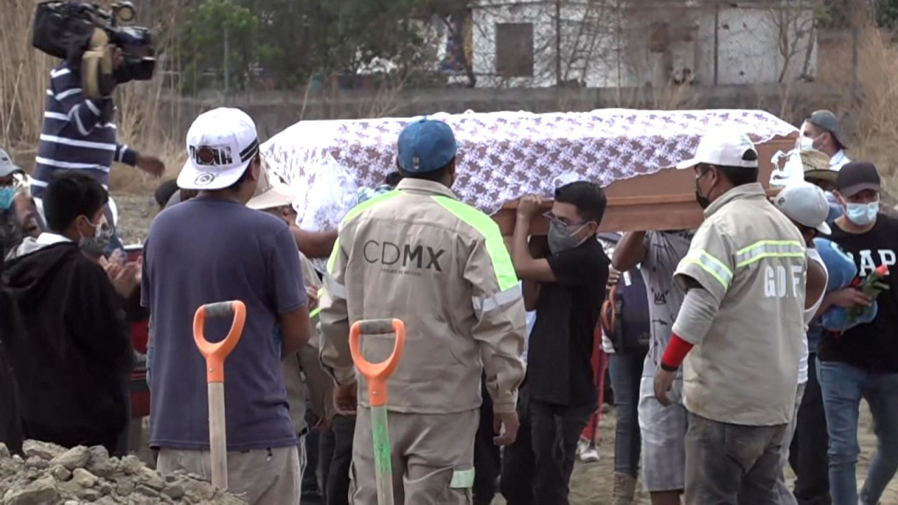 CNNE 990703 - despiden familiares a victimas de la tragedia del metro