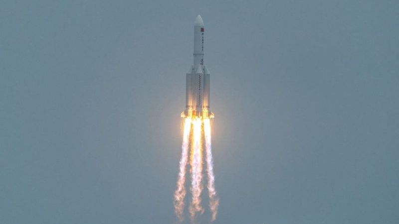 China dice que la probabilidad de daño por el reingreso de su cohete es