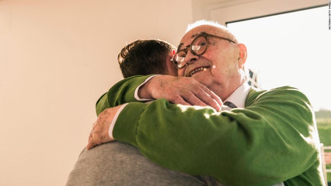 Es momento de abrazar a los abuelos vacunados.