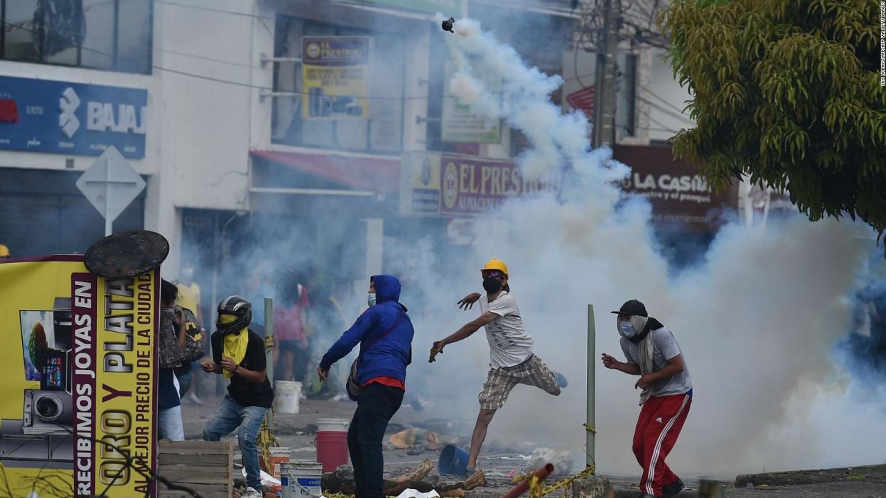 CNNE 991416 - ¿quienes son los civiles armados en las marchas de colombia?