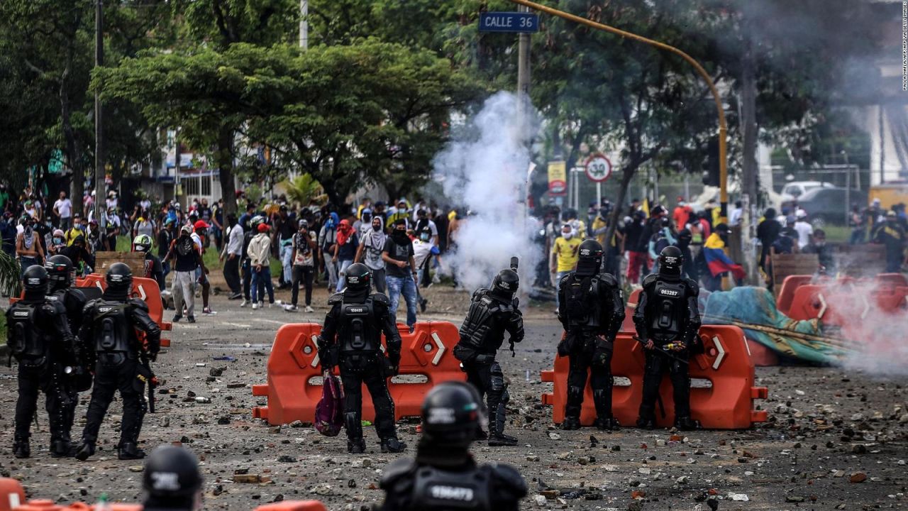 CNNE 991434 - exige desmilitarizar ciudades lider estudiantil colombiana
