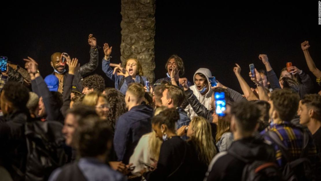 La gente baila en la playa de Barcelona. España flexibilizó las medidas generales para contener el coronavirus este fin de semana, permitiendo a los residentes viajar entre regiones.