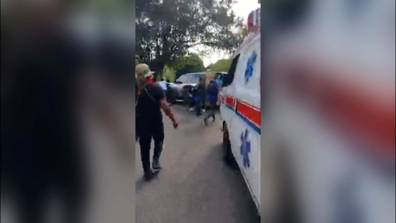 CNNE 991827 - convulsion en cali- personas corren entre balacera