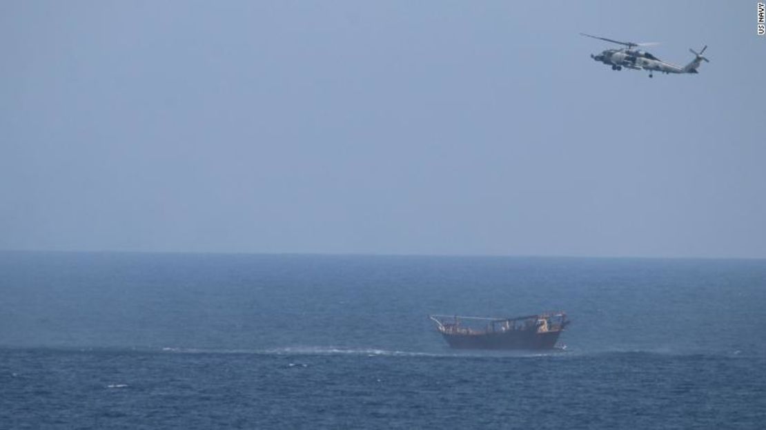 Un helicóptero SH-60 Sea Hawk asignado al crucero de misiles guiados USS Monterey sobrevuela un barco interceptado con un cargamento de armas ilícitas en aguas internacionales del Mar de Arabia del Norte el 6 de mayo de 2021.