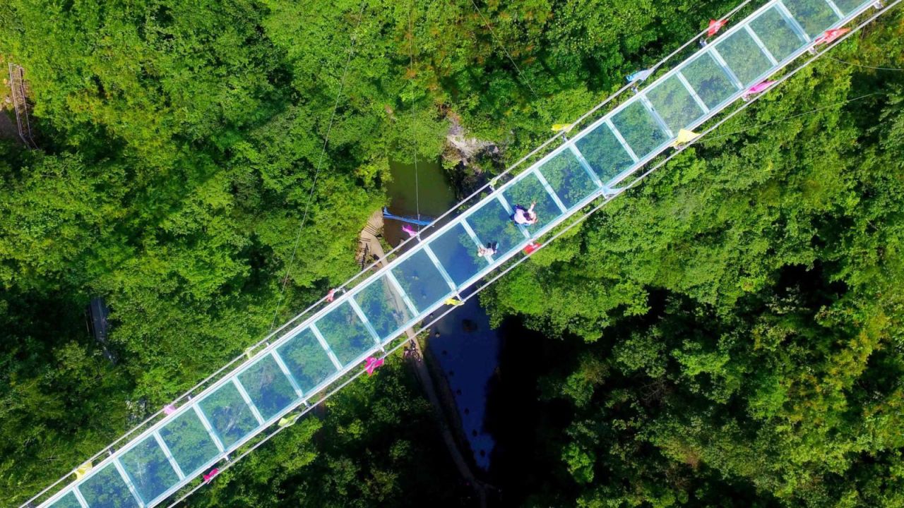 CNNE 992381 - turista queda colgado de un puente de cristal en china