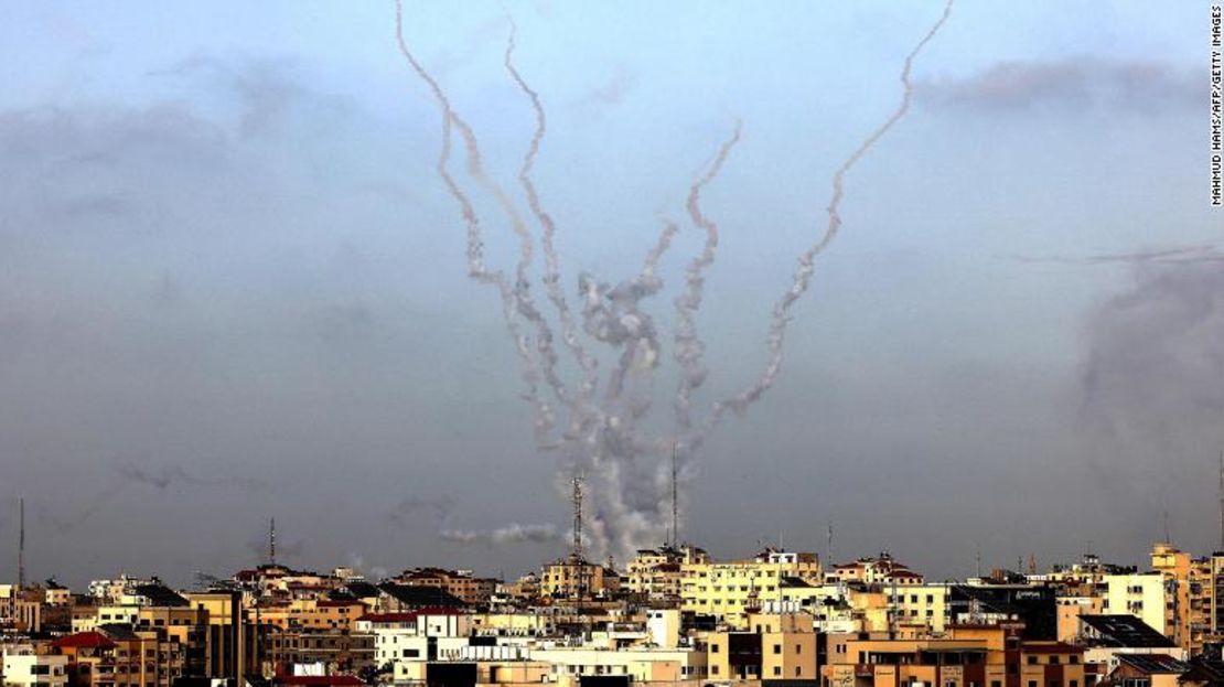 Las FDI dijeron que el lunes se dispararon docenas de cohetes en ubicaciones en el sur y el centro de Israel.