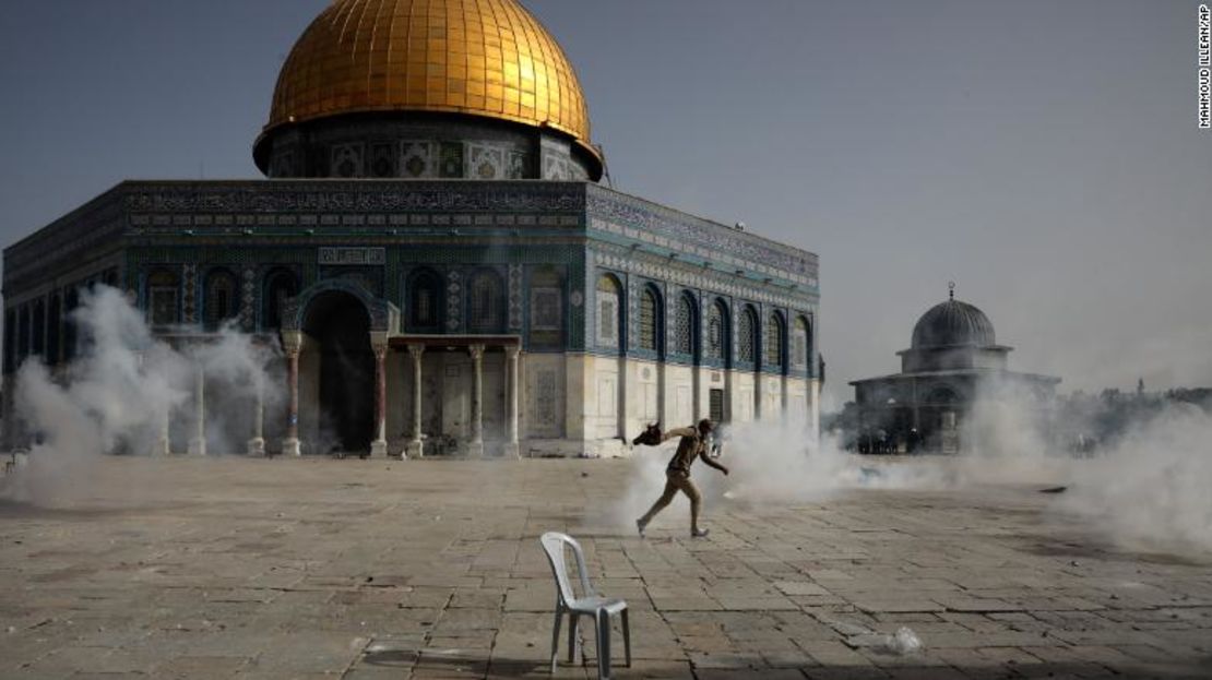 Un palestino huye de los gases lacrimógenos durante los enfrentamientos con las fuerzas de seguridad israelíes frente a la Cúpula de la Roca el lunes.