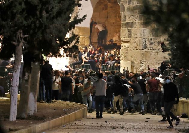 Palestinos chocan con las fuerzas de seguridad israelíes en el complejo de la mezquita al-Aqsa de Jerusalén el 10 de mayo de 2021.